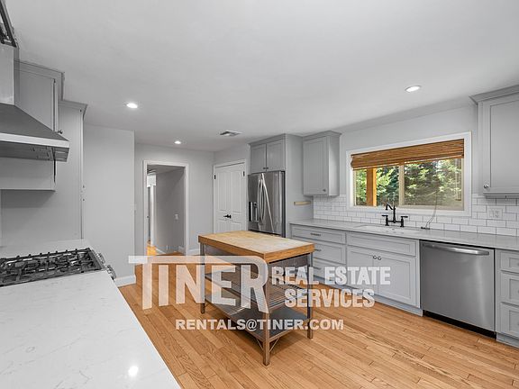 3rd image of 3040 Panama Ave