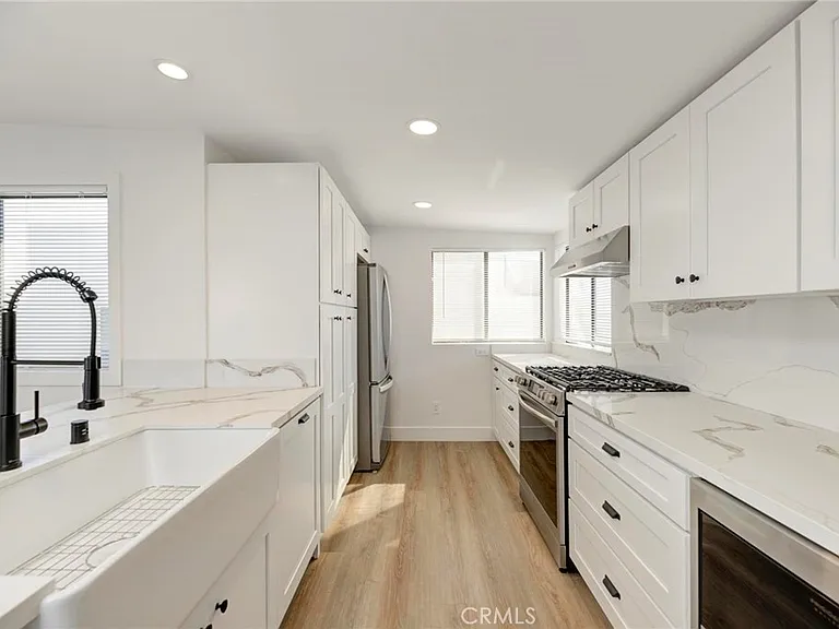 1090 Loma Dr — Photo 5