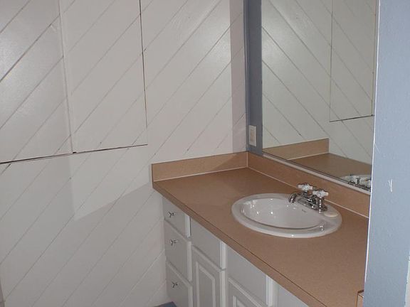 Full bathroom off of Living Room / Wet Bar