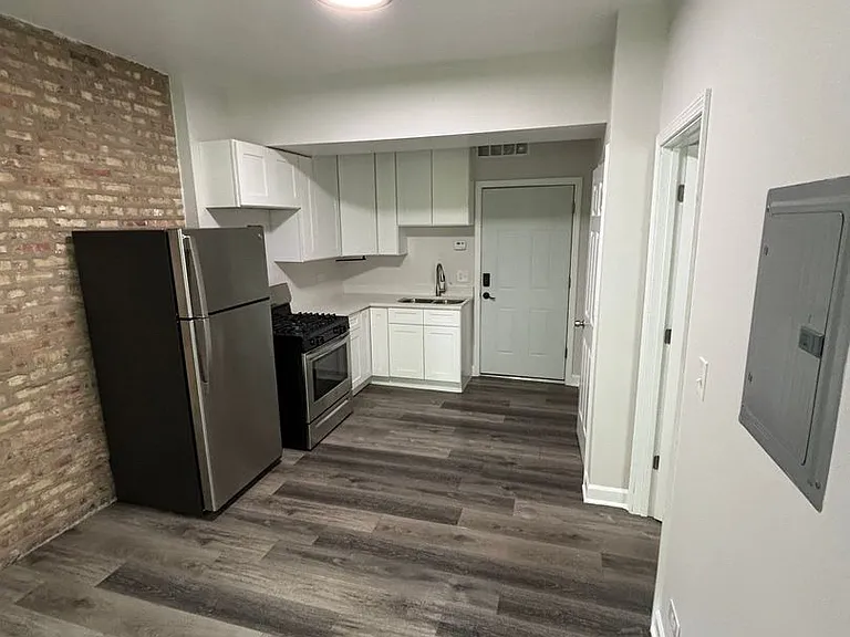 2202 S Marshall Blvd #2N — Photo 3