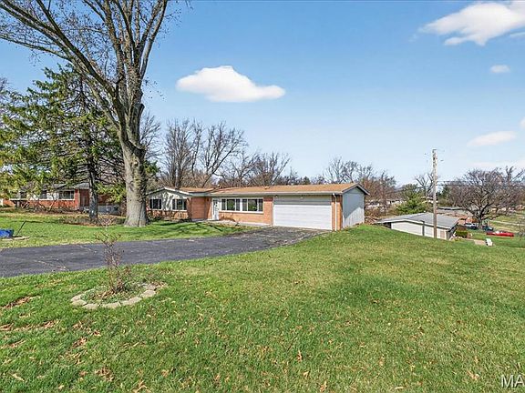 2nd image of 6 Nassau Cir