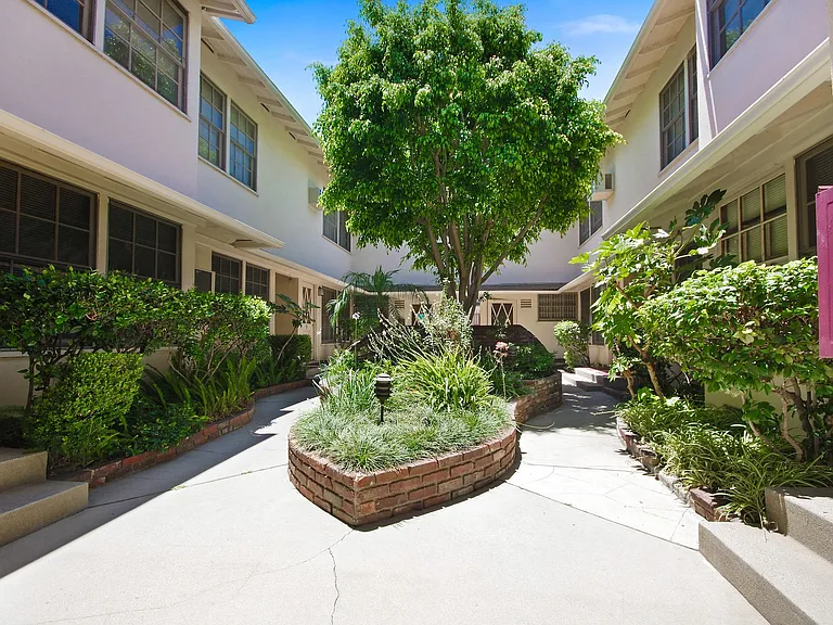12224-34 Chandler Blvd — Photo 31