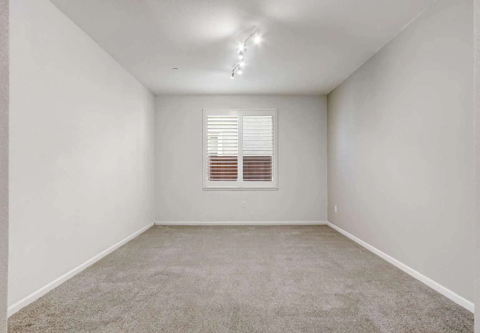 4 bed, 3.0 bath, 2827 sqft, $3,400 — Photo 4