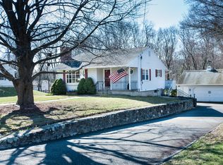 17 Jensen Dr, Middlebury, CT 06762