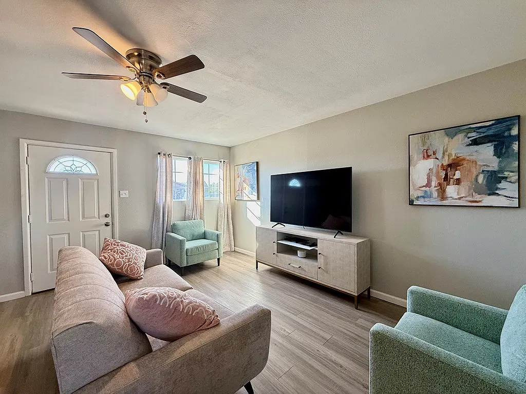 3 bed, 3.0 bath, 1360 sqft, $2,000 — Photo 3