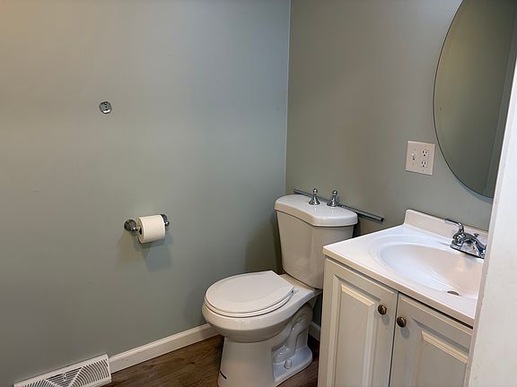 1st floor bathrooom