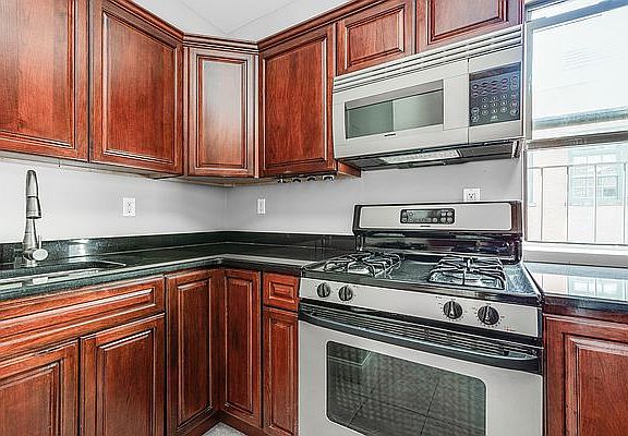4th image of 418 E 77th St #5E