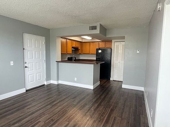 3rd image of 708 Executive Center Dr APT 25