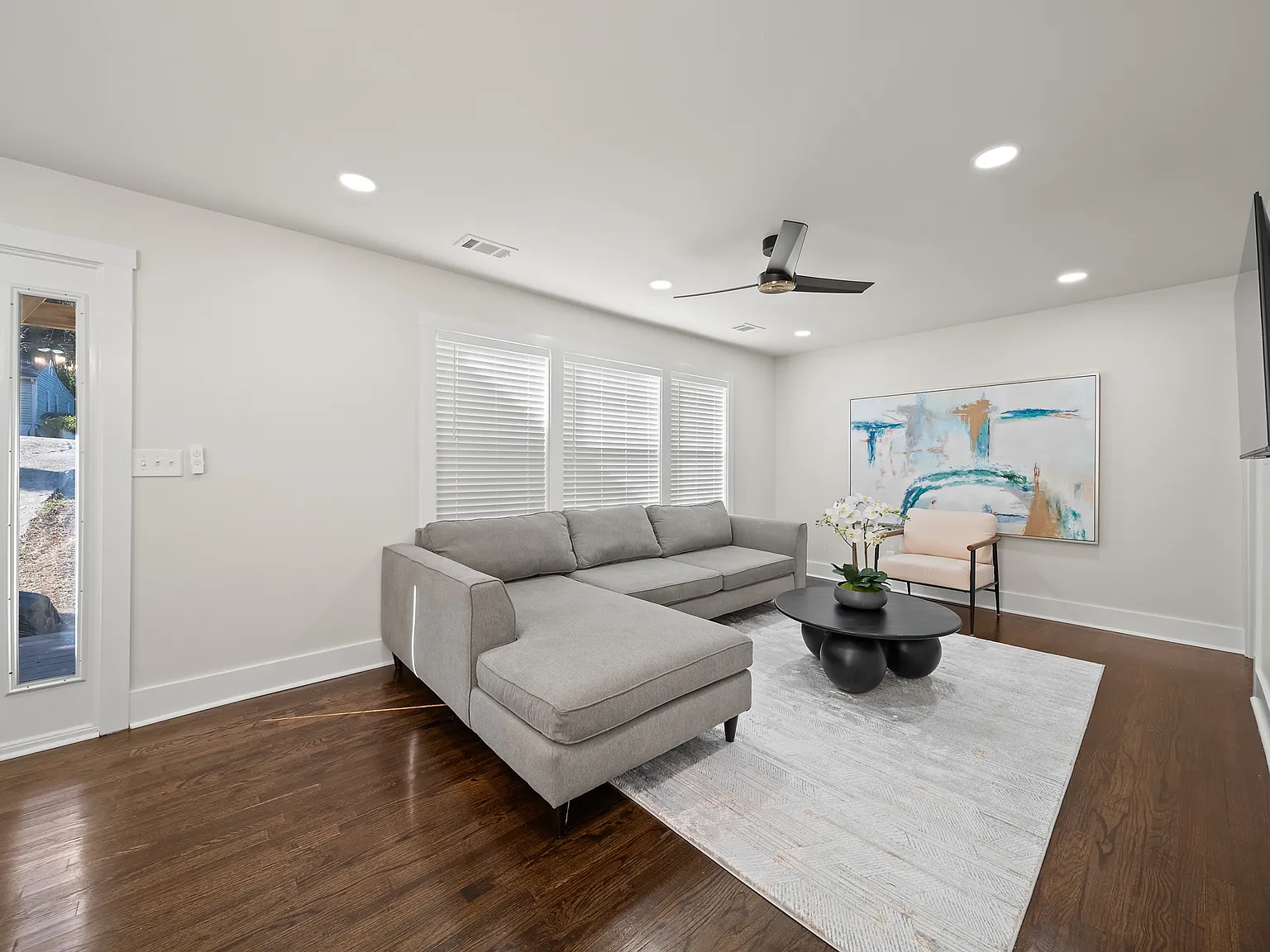 3 bed, 1014 sqft, $2,299 — Photo 3