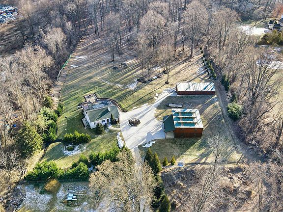 3rd image of 920 Horseshoe Pike