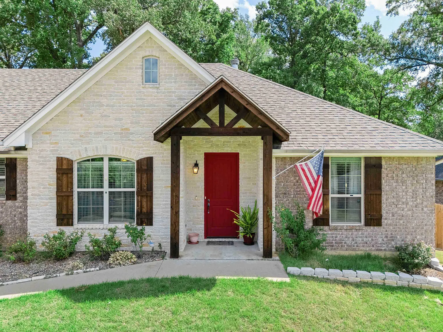 3 bed, 2.0 bath, 2020 sqft, $2,500 — Photo 2