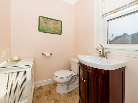 4th image of 1456 Hewlett Ave