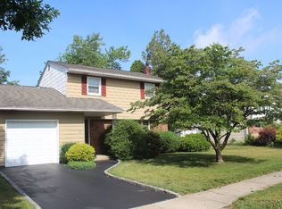 23 Richard Ct, Plainview, NY 11803