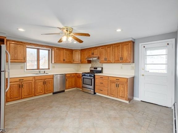 5th image of 8 Blaine St Floor 2