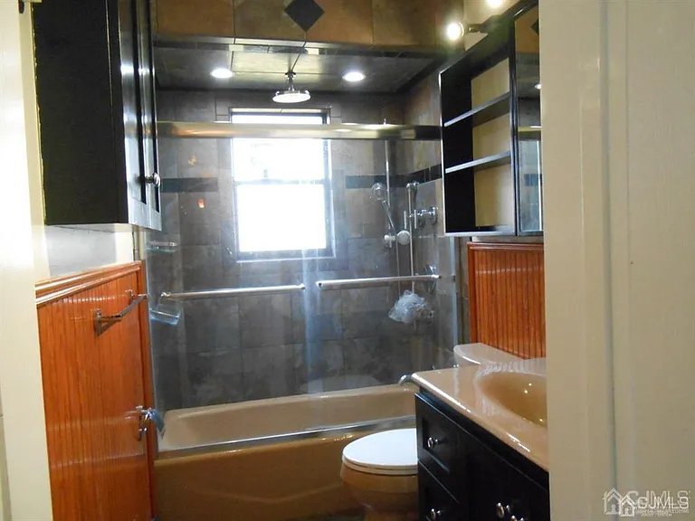 512 Sharon Gdn — Photo 10