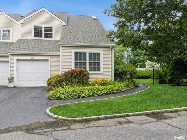 458 Village Oaks Lane #458, Babylon, NY 11702