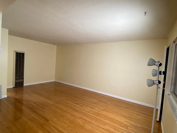3rd image of 5826 Alameda Ave #5826