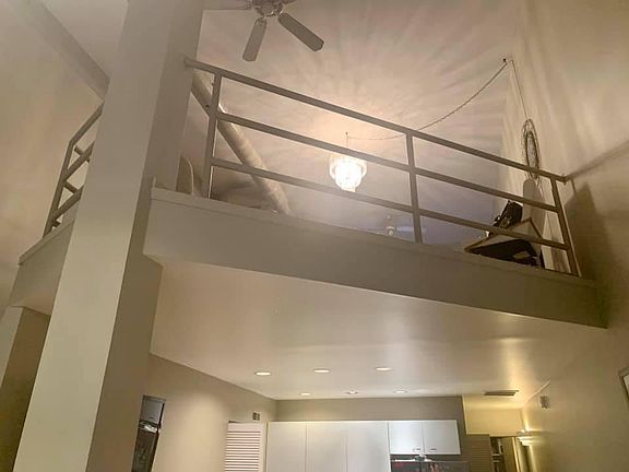 3rd image of 1100 W Cornelia Ave APT 103