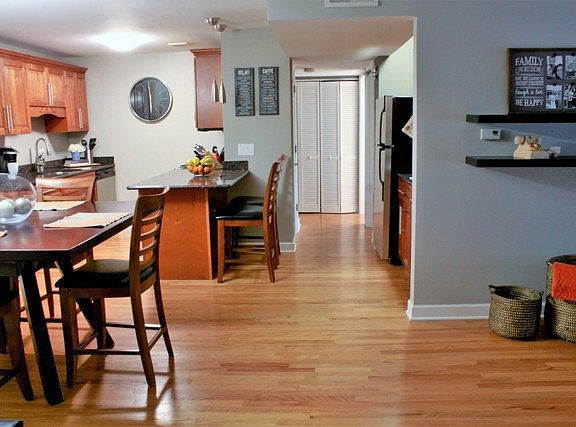5th image of 16W555 Mockingbird Ln APT 202