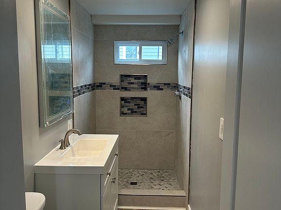 5th image of 282 Manton Ave #1R
