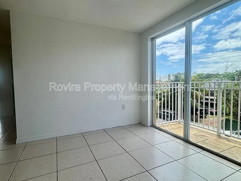 498 SW 6th St #303 — Photo 4