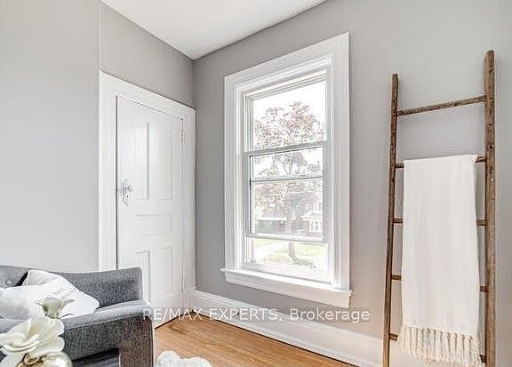 4th image of 98 Elgin St E #2