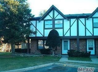 1 Jamestown Ct, Ridge, NY 11961