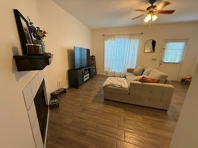 2 bed, 2.5 bath, 1152 sqft, $1,700 — Photo 2
