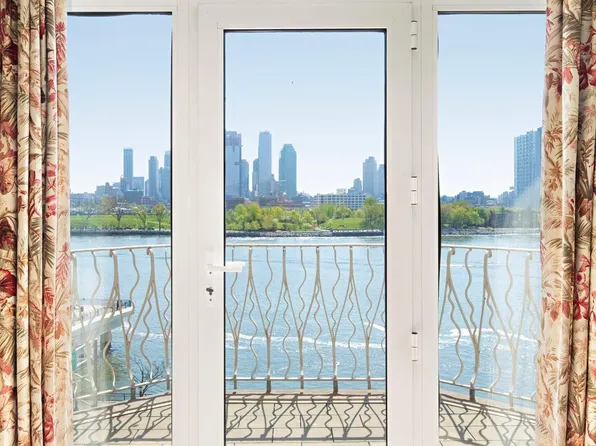 435 East 52nd Street image 10 of 17