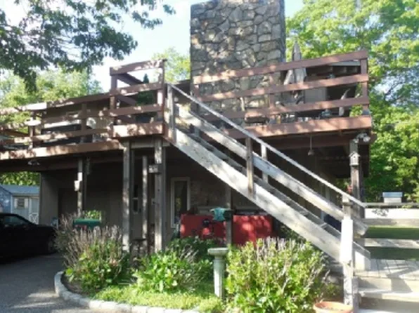 https://photos.zillowstatic.com/fp/d7bf18380af5a6fbf6b9dfec2baafb82-p_e.webp
