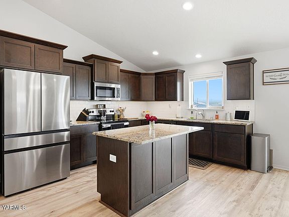 4th image of 511 Lacoursiere St