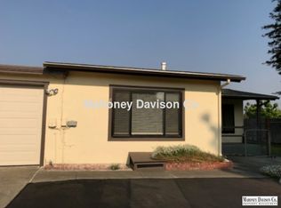 86 Eucalyptus Rd, Petaluma, CA 94952