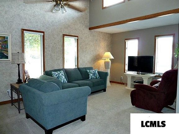 4th image of 560 Maywood Dr