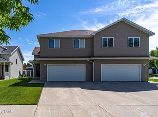 1010 Selkirk Cir, Grand Forks, ND 58203