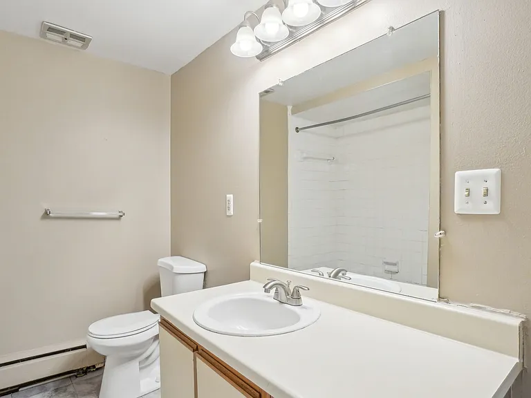 Plymouth Manor Apartments — Photo 21
