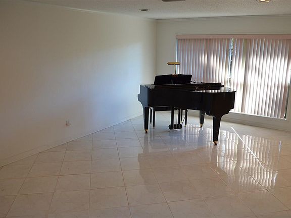 4th image of 2410 Oak Hills Cir