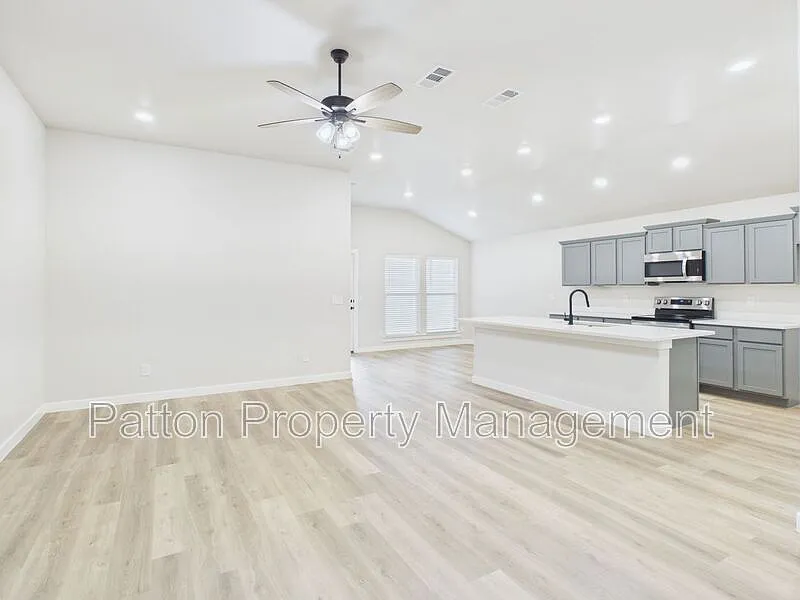 3 bed, 2.0 bath, 1591 sqft, $2,300 — Photo 4