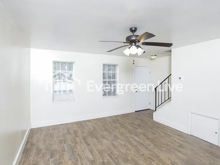 1605 Ashford Ln — Photo 3