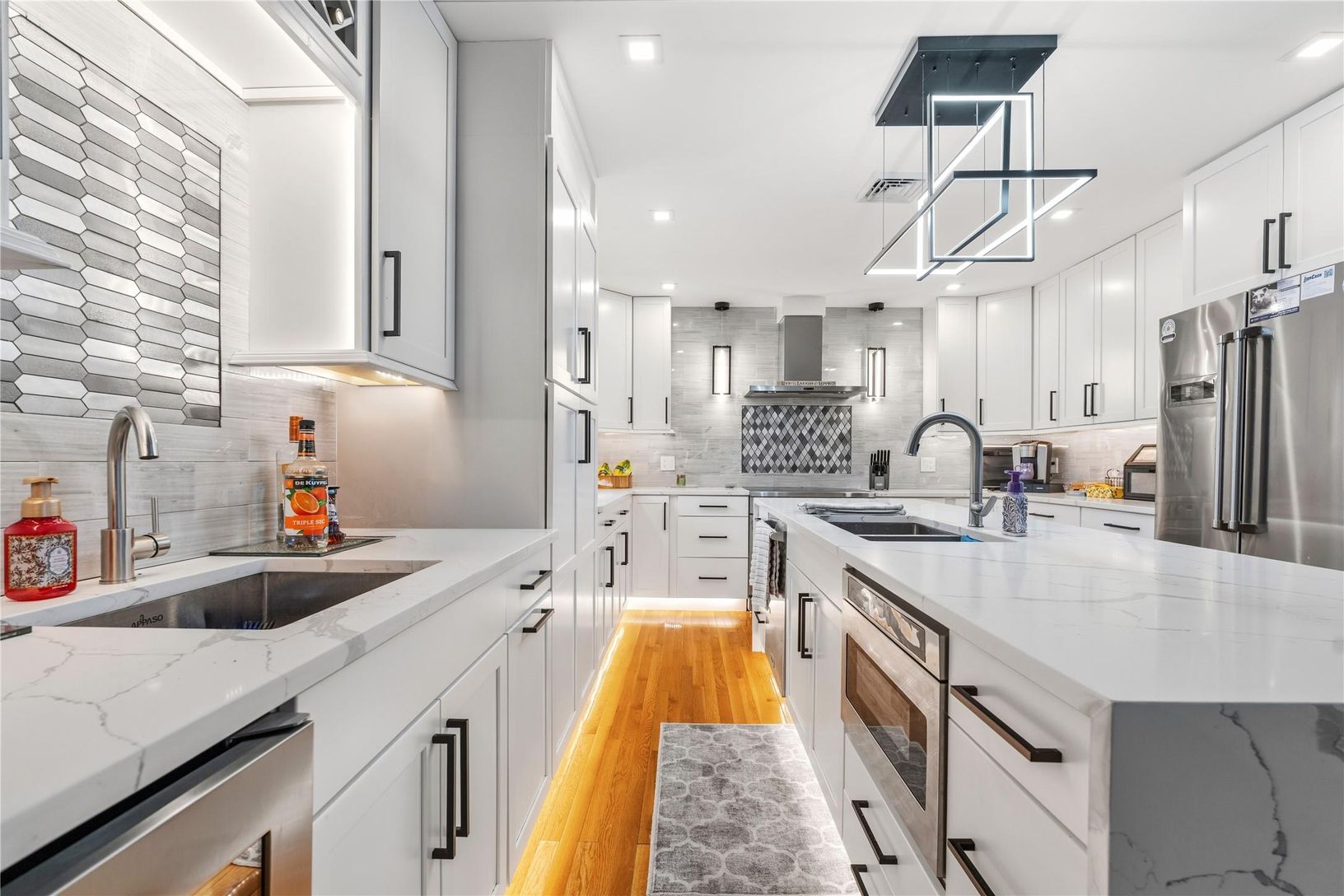  Spacious Chefs kitchen with Quartz Island 