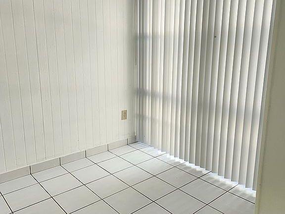 4th image of 17560 Atlantic Blvd