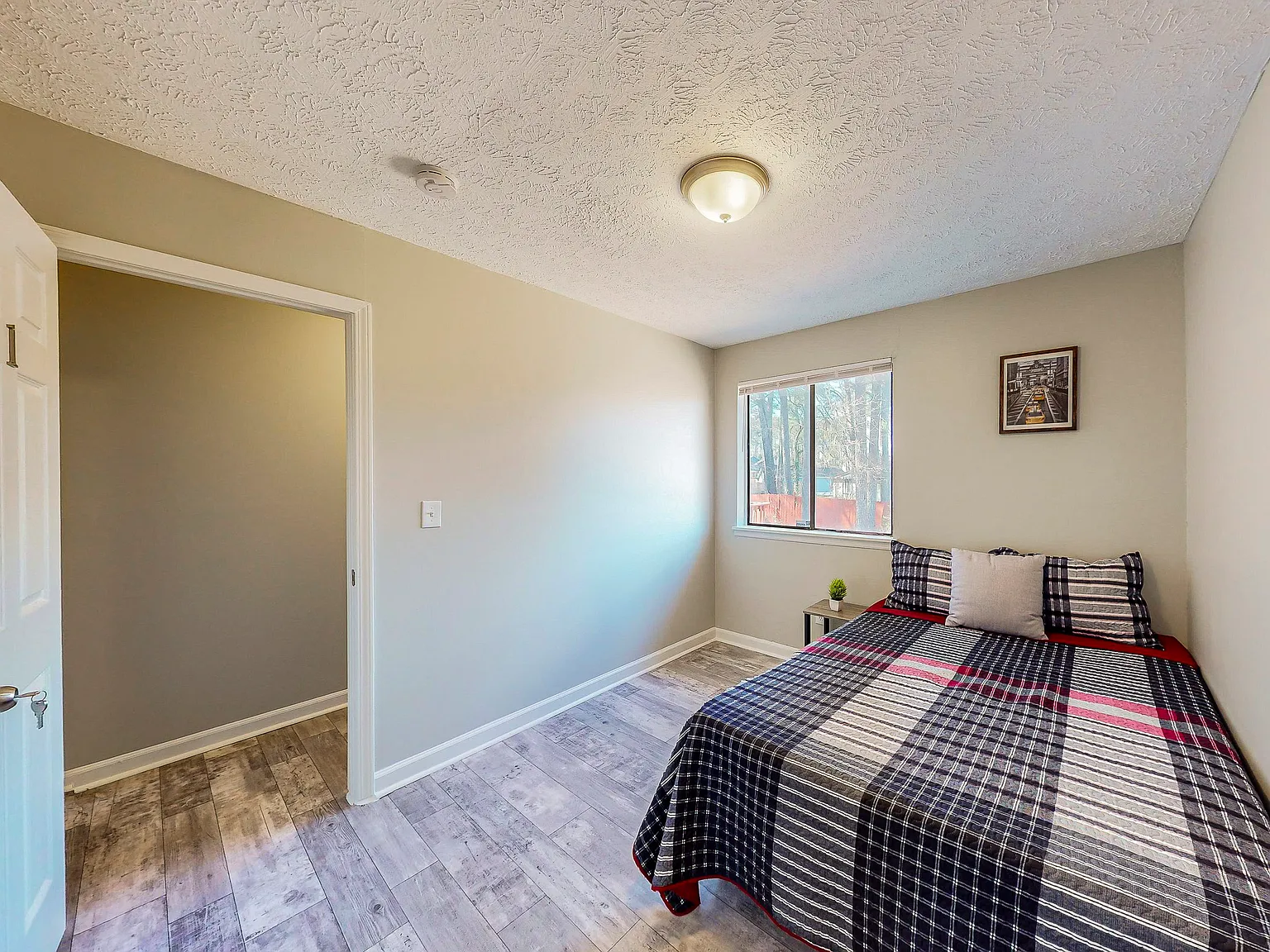 4 bed, 3.0 bath, 1800 sqft, $754 — Photo 2