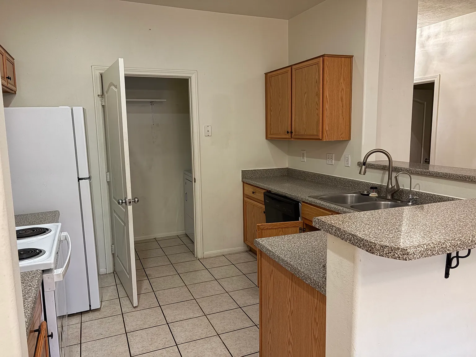 3 bed, 1300 sqft, $1,425 — Photo 2