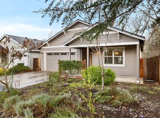 295 S 1st St, Talent, OR 97540