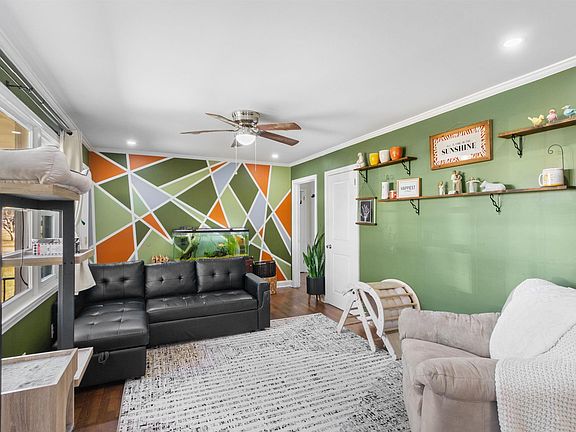 4th image of 215 Derwood Cir