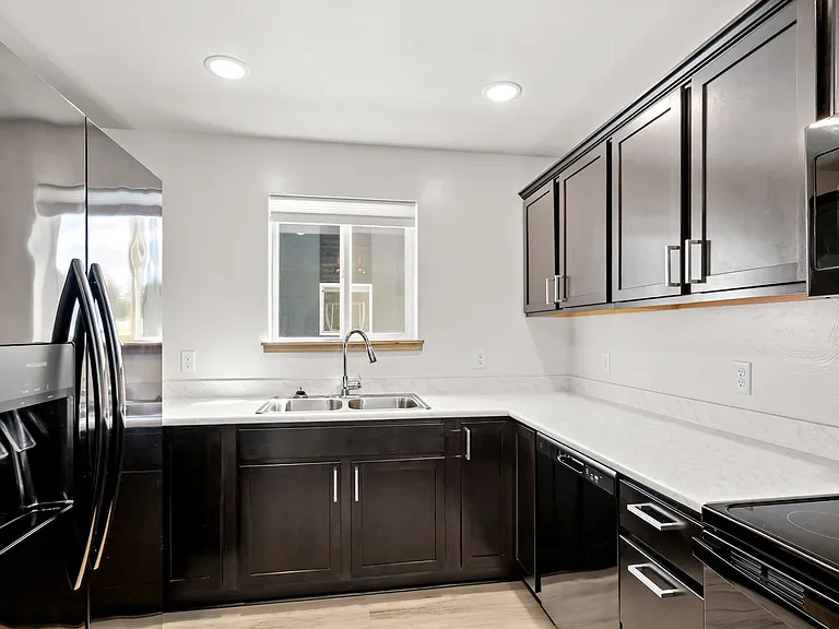 Pineview Apartments — Photo 12