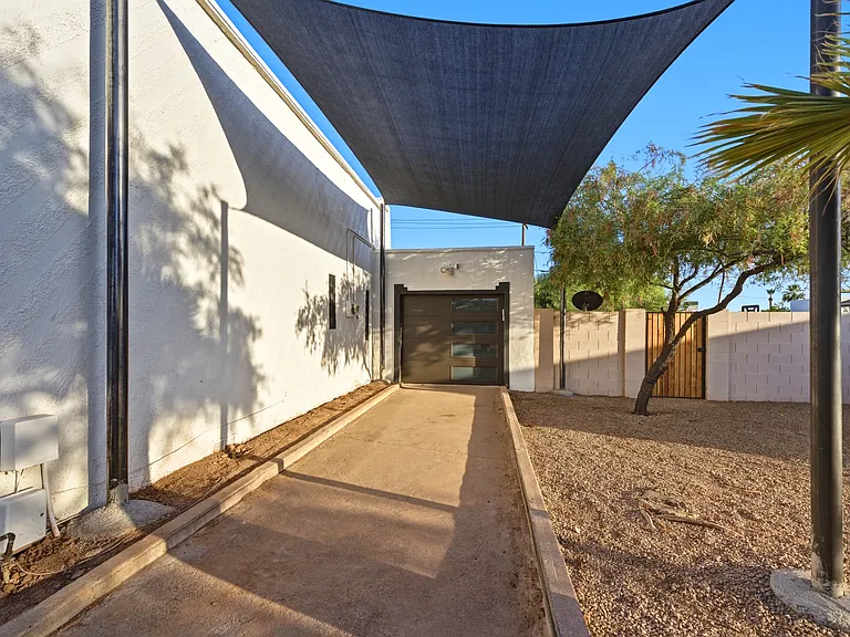 2241 E Harvard St — Photo 21