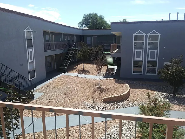 SAN MATEO SUITES — Photo 9