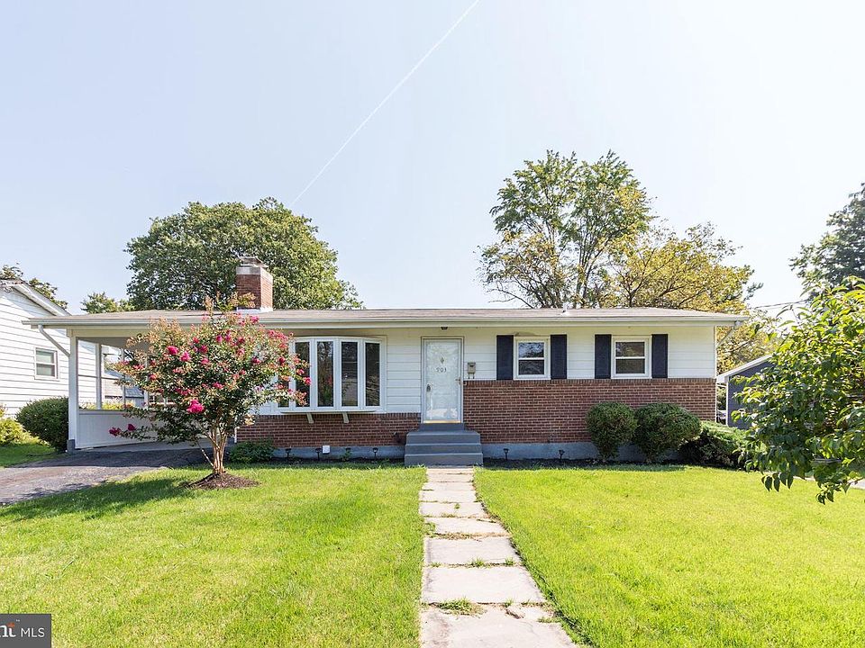 1st image of 903 1st St