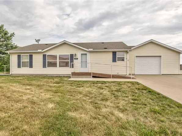 910 N Birch Ct, Oak Grove, MO 64075