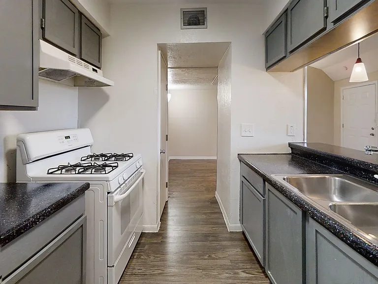 The Metropolis Apartments — Photo 6
